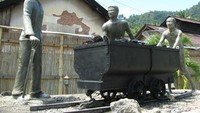 Monumen Orang Rantai di  depan tambang