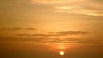 Eksotisme Sunset Pertama Nusantara di Pantai Lampu Satu