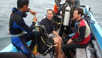 Dive guide me-review kode-kode dalam penyelaman sebelum turun ke laut