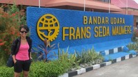 Di depan Bandara Frans Seda Maumere