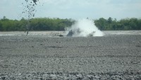 Semburan lumpur di Bledug Kuwu yang terjadi secara periodik