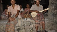Papa Raja menikmati Tarian dan Alunan Music Adat Suku Boti