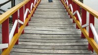 Miya (guide kami) dan Pulau Batu Kereta di kejauhan