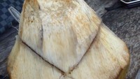 Kelapa muda sebagai teman menikmati lemper ikan di Pantai Tanjung
