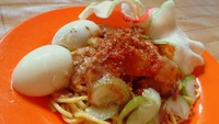 Gado-gado isi mie kuning dan telur rebus yang disiram bumbu kacang