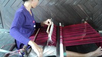ini dia alat tenun yang masih tradisional, hasil kainnya lebih kasar dan tebal, harganya juga makin mahal