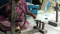 pemintalan benang dengan alat tradisional, tanpa dinamo