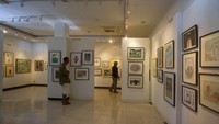 Penguunjung mengamati karya kartunis di Museum Kartun Indonesia, Kuta, Bali (04/10/2010)