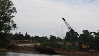 Mobil Berat Dan Kapal Pengangkut Kayu