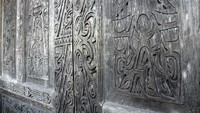 Ukiran tribal di pintu GPKAI Anugerah, sebuah ciri khas suku Asmat.