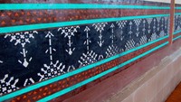 Ornamen tenun ikat pada dinding gereja