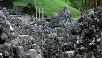 Dinding yang terbuat dari batuan gamping dan batuan beku