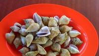 Gong-gong rebus nikmat disandingkan dengan sambal merah