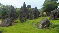 Batu-batuan besar di sekitar jalan menuju Gua Leang Petta Kere, dahulu adalah lautan