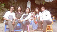 berpose di depan Patung Bunda