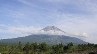 Gunung Semeru dari kejauhan (Vanya Safitri/ACI)