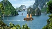 salah satu kapal wisata di halong bay (sumber:lovethesepics.com)