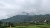 Salah satu sisi pegunungan yang kami lewati