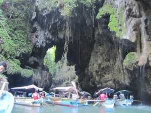 Hanyut dalam Pesona Hijau Green Canyon