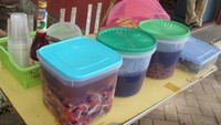 jajanan minuman segar yang terdapat di sepanjang pelabuhan Kalabahi