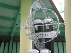Hati-Hati dengan Tugu Khatulistiwa