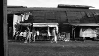 pedagang kaki lima di depan gudang kopra