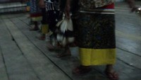 para wanita lansia yang ikut menari hingga larut