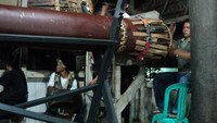 para penabuh beduk tidak kalah semangat dengan para penari