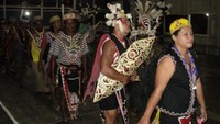 mereka menggunakan pakaian adat lengkap