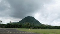 Gunung Meja terlihat jelas dari Bandara H Hasan Aroeboesman, bandar udara Ende.