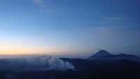 Pemandangan Gunung Bromo menjelang pagi