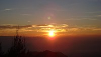 Matahari yang bersinar terang menerangi kawah bromo