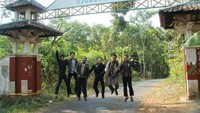Foto dulu di depan gerbang