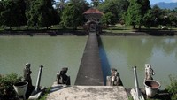 Pemandangan dari Bale Kambang