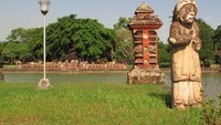 Patung menggambarkan seorang muslim berdampingan dengan bangunan Hindu