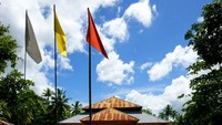 bendera berwarna putih, kuning, merah selalu dikibarkan. Menjunjung tinggi kedamaian umat beragama.