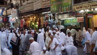 Suasana pasar kaget Makkah (Sumber: sahabatbunda.wordpress.com)