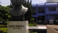 Patung Ismail Marzuki di depan TIM dan Planetarium