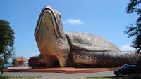 Kura-kura raksasa di Pantai Kartini (Sumber: Fatkhul Muin/dtraveller)