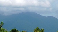 GUNUNG PALUNG. Pemandangan Gunung Palung dari jauh. Tempat ini menjadi sebuah taman nasional pada tahun 1990 dan menjadi rumah bagi banyak spesies langka di dunia.