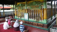 Tampak Pengunjung Yang Sedang Berziarah