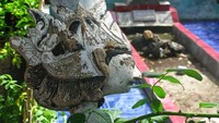 Wayang di pagar makam