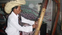 Jeremias Paah dengan Sasando Raksasa