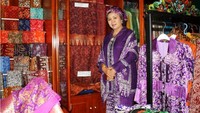 Ibu Ishadi dan koleksi kain cualnya.