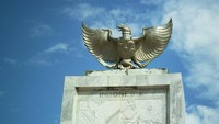 Garuda dan peta wilayah Indonesia di Tugu Kembar Sabang-Merauke