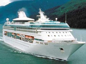 Kapal Pesiar Legend of The Seas Bersandar di Bali