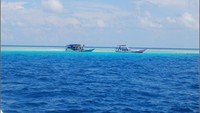 Pasir putih, laut dan langit biru kombinasi warna dan suasana alam yang luar biasa