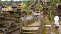 Menuju pura-pura lain di bagian belakang kompleks