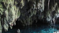 kolam di dalam goa hawang yang dihiasi stalagtit yang indah