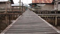 Jalan-jalan di perkampungan teluk aur. Semua berada di atas sungai.